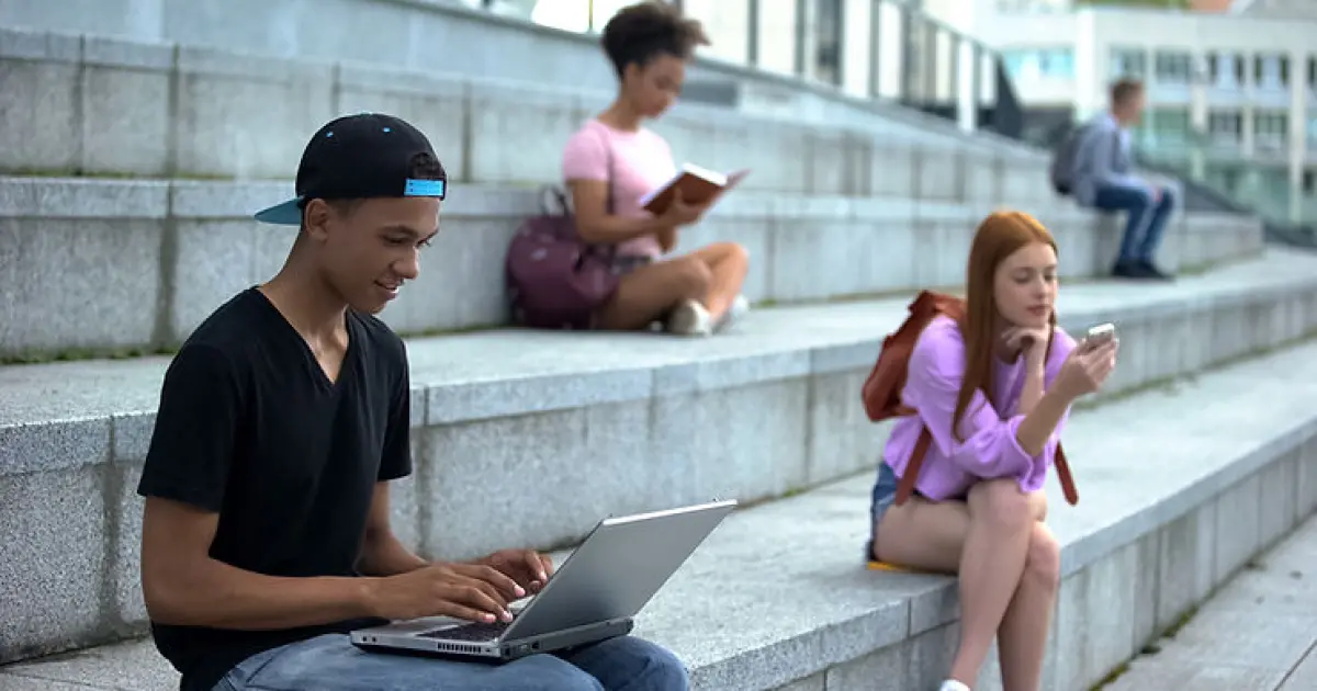 Are student loans available to international students in the US?